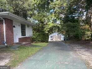 6826 Mayo Dr in Riverdale, GA - Foto de edificio - Building Photo