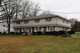 Yardley Crossing in Yardley, PA - Foto de edificio - Building Photo