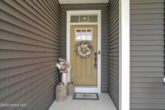 23 Village Circle N in Round Lake, NY - Building Photo - Building Photo