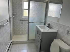 422 Loring Rd in Levittown, NY - Building Photo