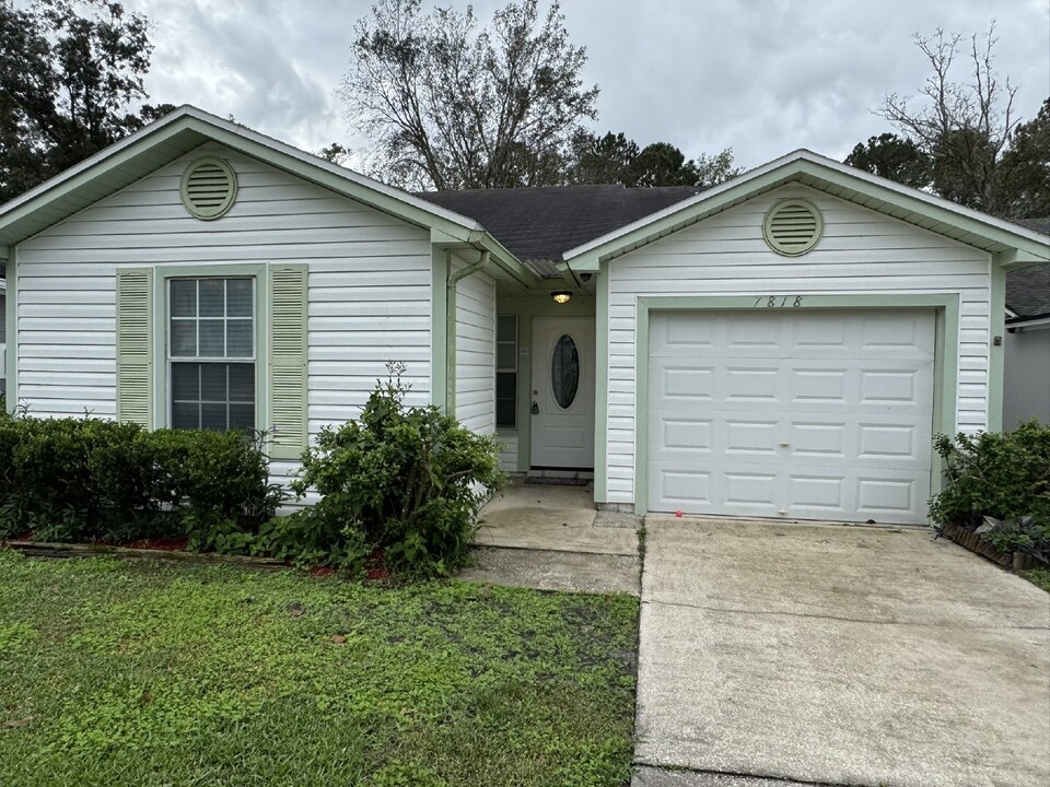 7818 Aquarius Cir S in Jacksonville, FL - Foto de edificio