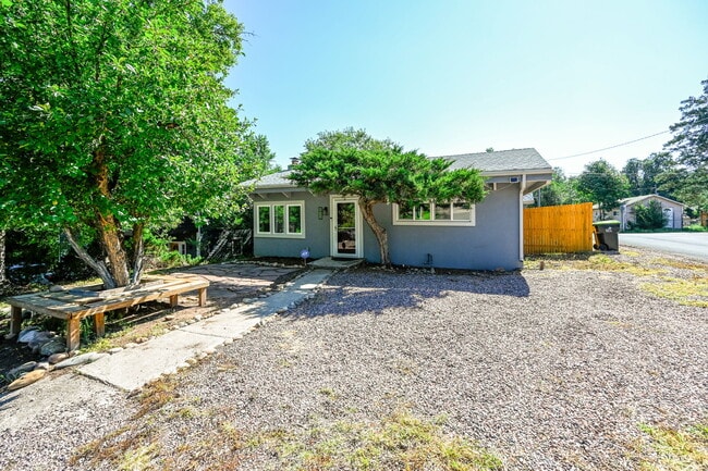 15 Oak Pl in Manitou Springs, CO - Foto de edificio - Building Photo