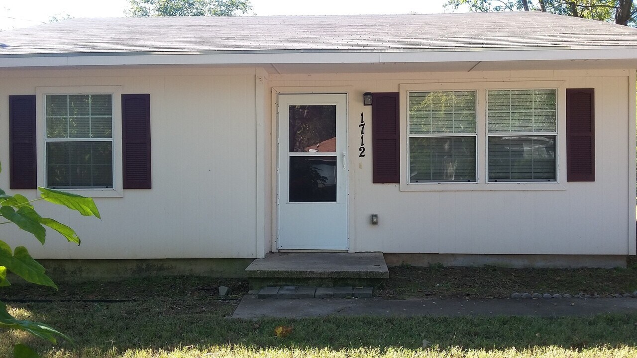 1712 Wayne St in Denton, TX - Building Photo