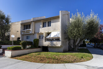 Park Reseda Condominiums in Reseda, CA - Building Photo - Building Photo