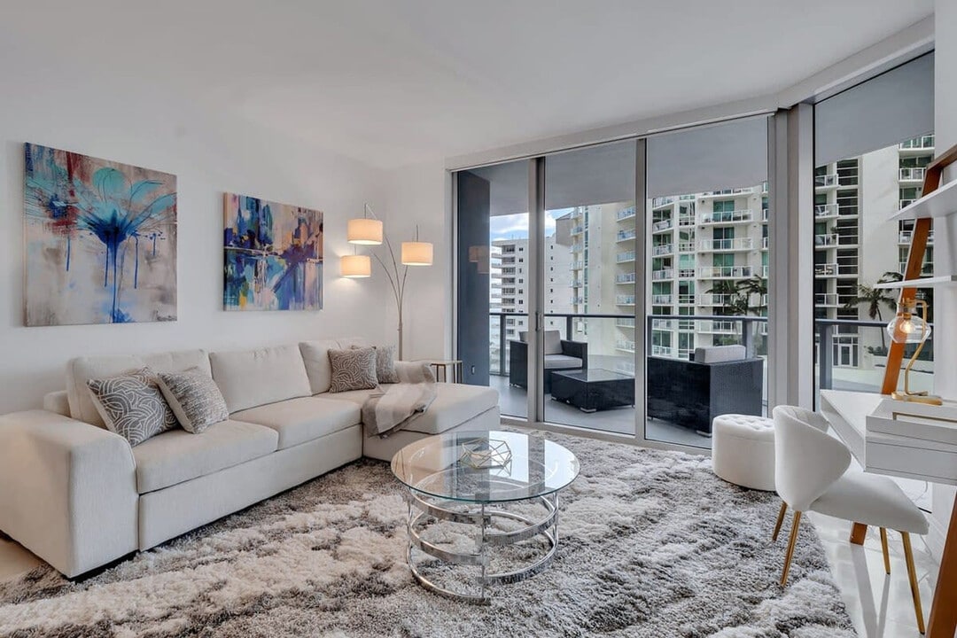 1300 Brickell Bay Dr in Miami, FL - Building Photo