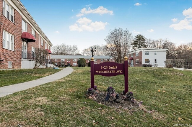 15 Winchester Ave in Yonkers, NY - Foto de edificio - Building Photo