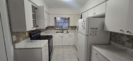 1775 Loralin Dr in Englewood, FL - Foto de edificio - Building Photo