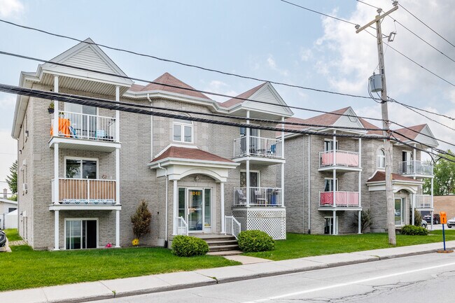 3848 Sainte-Rose Boul in Laval, QC - Building Photo - Building Photo