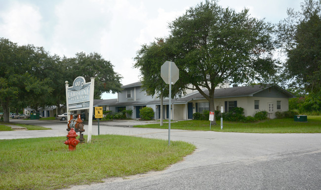 Caroline Court in Tavares, FL - Building Photo - Building Photo