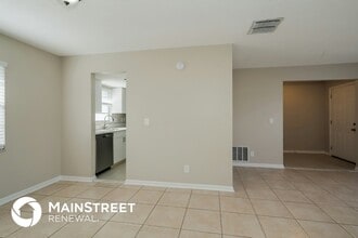 8210 Old English Dr in Jacksonville, FL - Building Photo - Building Photo