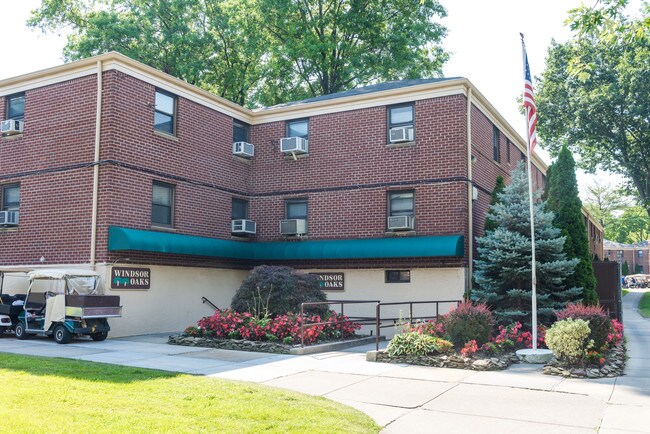 Windsor Oak in Oakland Gardens, NY - Foto de edificio - Building Photo