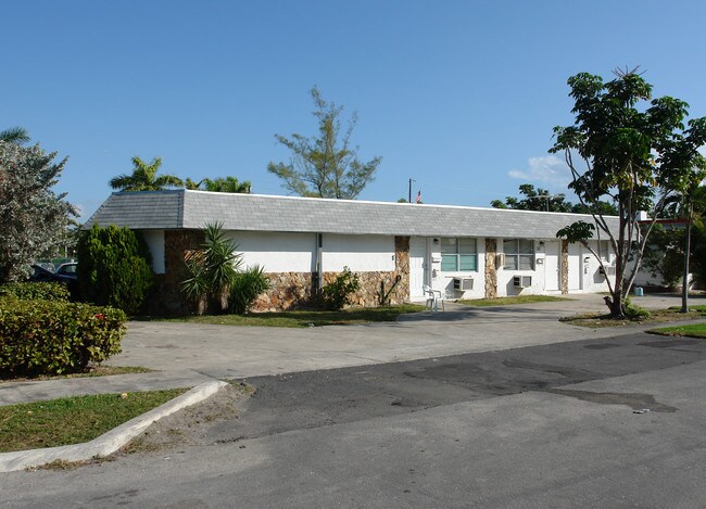 242 SW 11th St in Dania Beach, FL - Foto de edificio - Building Photo