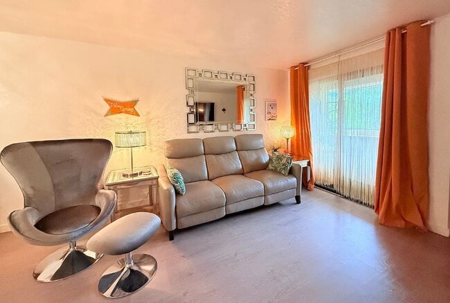 680 N Ashurst Ct, Unit I207 in Palm Springs, CA - Foto de edificio - Building Photo