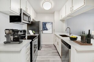 Zelzah Court in Northridge, CA - Building Photo