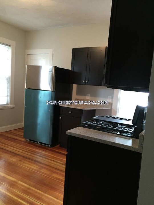 138 Centre St in Boston, MA - Building Photo