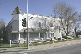 1005 E Avenue R in Palmdale, CA - Building Photo - Building Photo