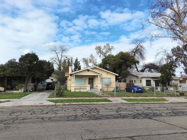 3035 E El Monte Way in Fresno, CA - Foto de edificio - Building Photo