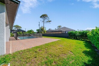 4665 Key Largo Ln in Bonita Springs, FL - Foto de edificio - Building Photo