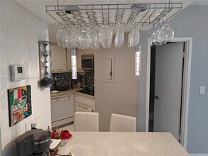 801 Brickell Bay Dr in Miami, FL - Building Photo - Building Photo