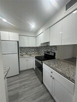 2800 NE 203rd St in Miami, FL - Building Photo