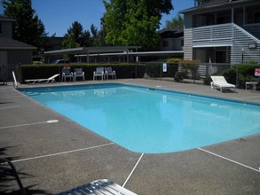 Poplar Village Apartments in Medford, OR - Foto de edificio - Building Photo