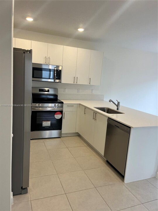 5090 SW 37th St in West Park, FL - Building Photo
