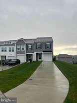 123 Clifton Mnr in Falling Waters, WV - Building Photo