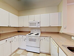 9304 Crescent Loop Cir in Tampa, FL - Building Photo - Building Photo