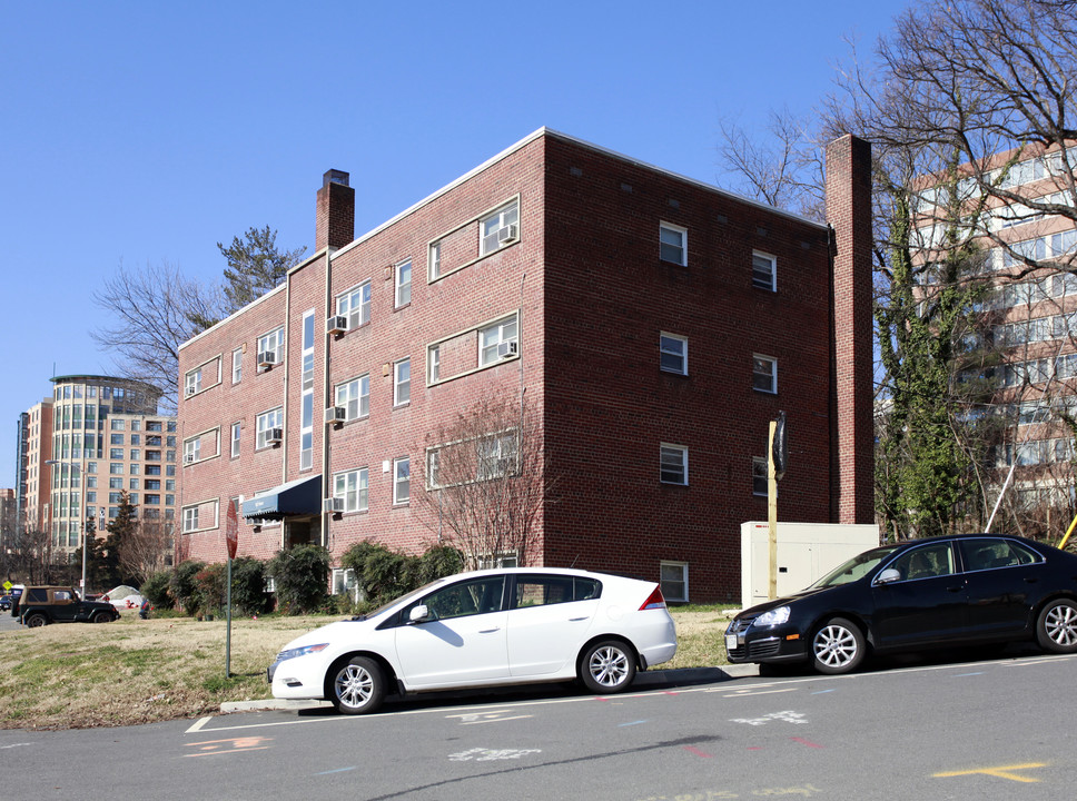 Taft Manor Apartments in Arlington, VA - Building Photo