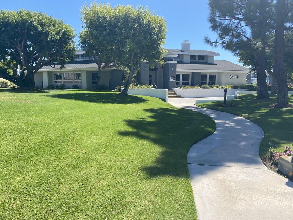 Harbor Village Apartments in Costa Mesa, CA - Foto de edificio