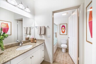 Sierra Vista Apartment Homes in Tustin, CA - Foto de edificio - Building Photo