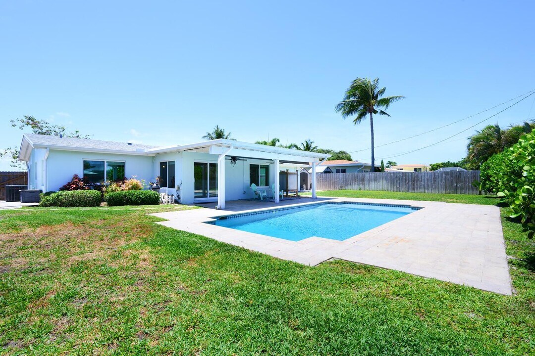 5920 Lake Osborne Dr in Lake Worth Beach, FL - Building Photo