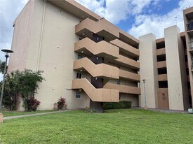 9140 Fontainebleau Blvd in Miami, FL - Building Photo