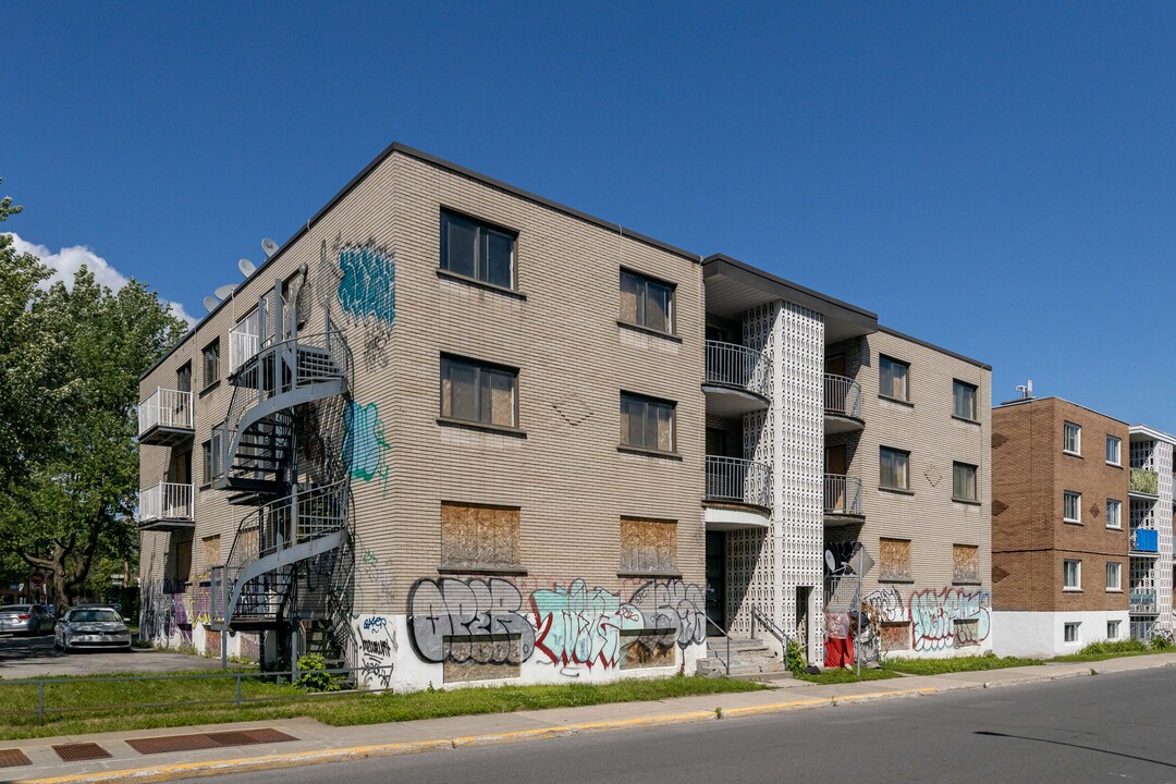 2045 Elmhurst Av in Montréal, QC - Building Photo