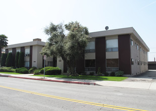 8708 E 5th St in Downey, CA - Foto de edificio - Building Photo