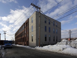 Simonds Hall Lofts in Fitchburg, MA - Foto de edificio - Building Photo