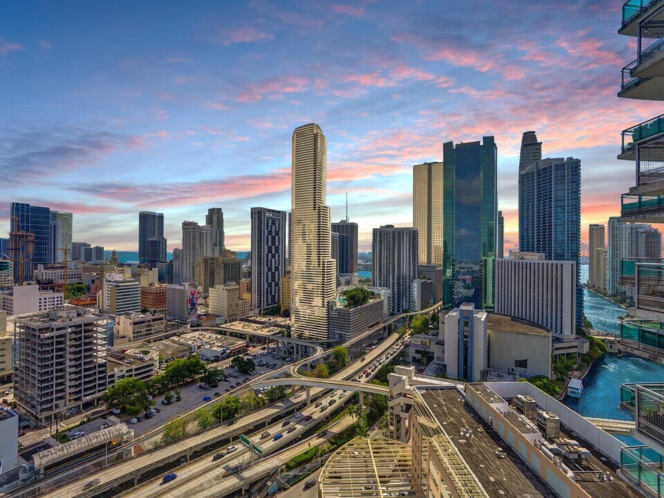350 S Miami Ave, Unit 2805 in Miami, FL - Building Photo