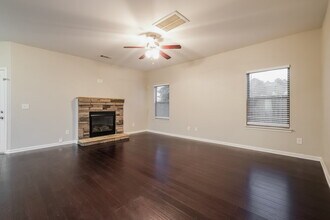 559 Dahlia Dr in Jonesboro, GA - Foto de edificio - Building Photo