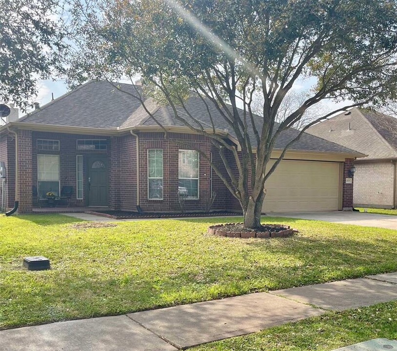 4818 Chase Stone Dr in Bacliff, TX - Building Photo