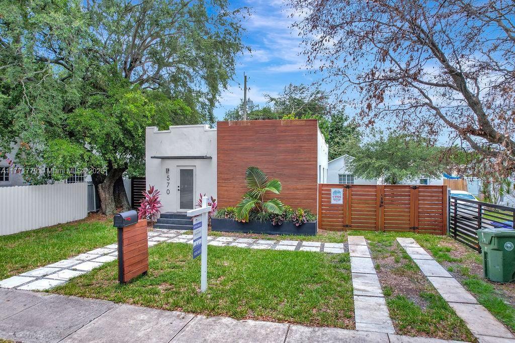 570 NW 48th St in Miami, FL - Building Photo