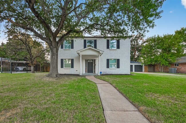 2414 Walnut Bend Ln in Houston, TX - Building Photo - Building Photo