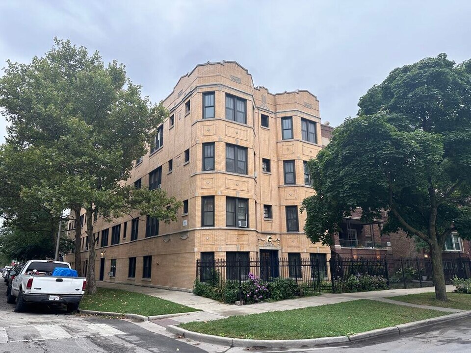 2919 W McLean Ave, Unit 2 in Chicago, IL - Building Photo