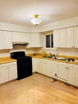 41-82-82 Gleane St in Queens, NY - Building Photo