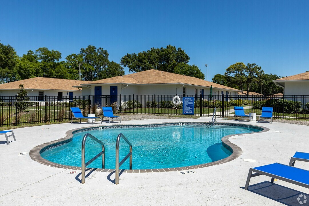 Topaz Retreat in Lakeland, FL - Building Photo
