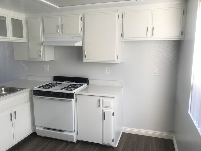 11423 Cedar Ave in Hawthorne, CA - Building Photo - Building Photo