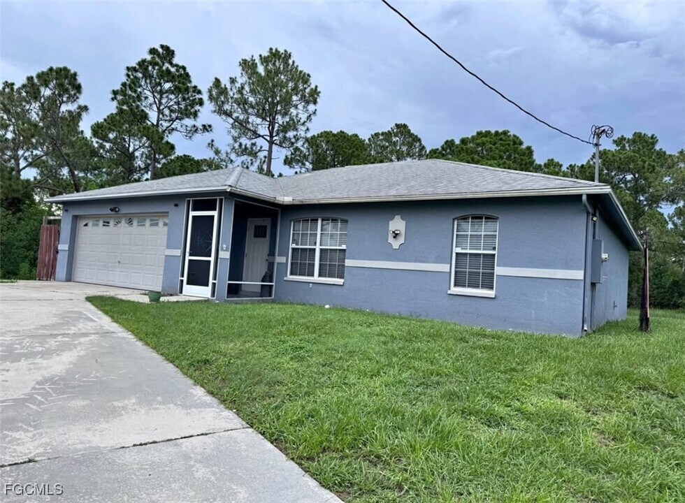 1107 Bard Ct in Ft. Myers, FL - Building Photo
