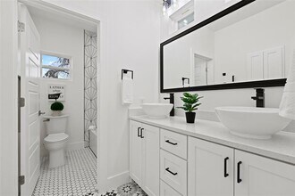 2102 E 2nd St in Austin, TX - Building Photo - Building Photo