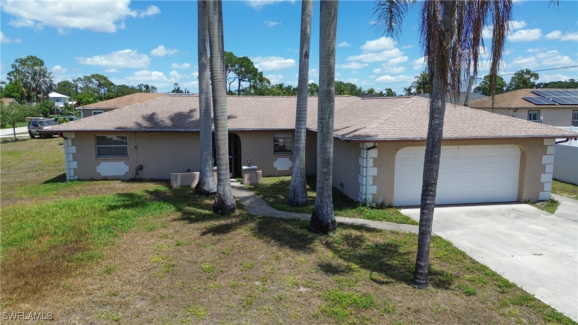 8109 Sanibel Blvd in Ft. Myers, FL - Foto de edificio