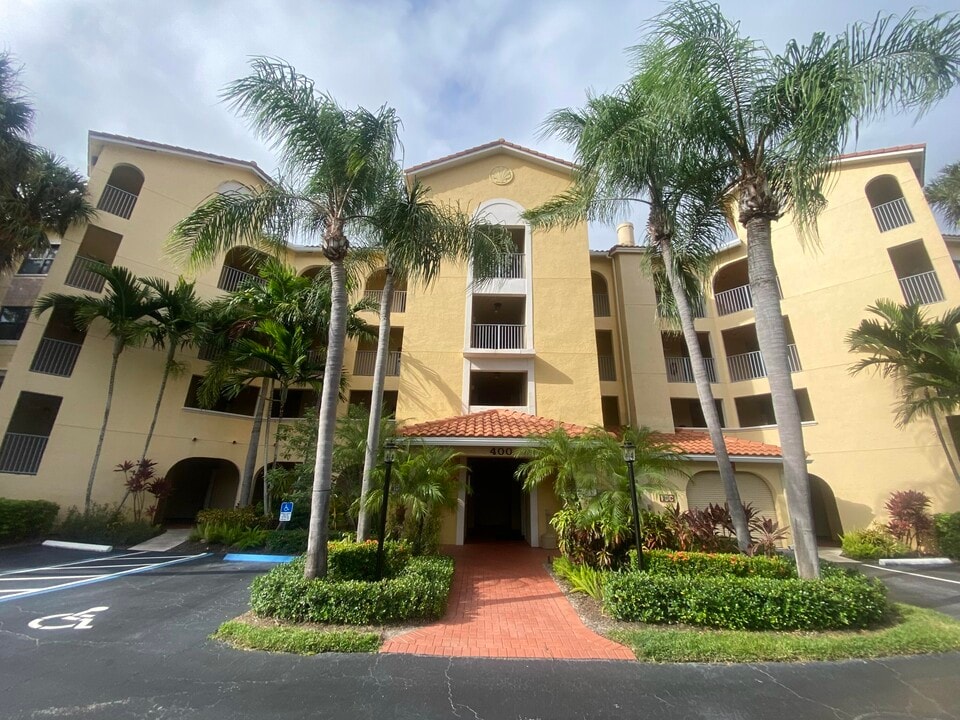 400 Uno Lago Dr in North Palm Beach, FL - Building Photo