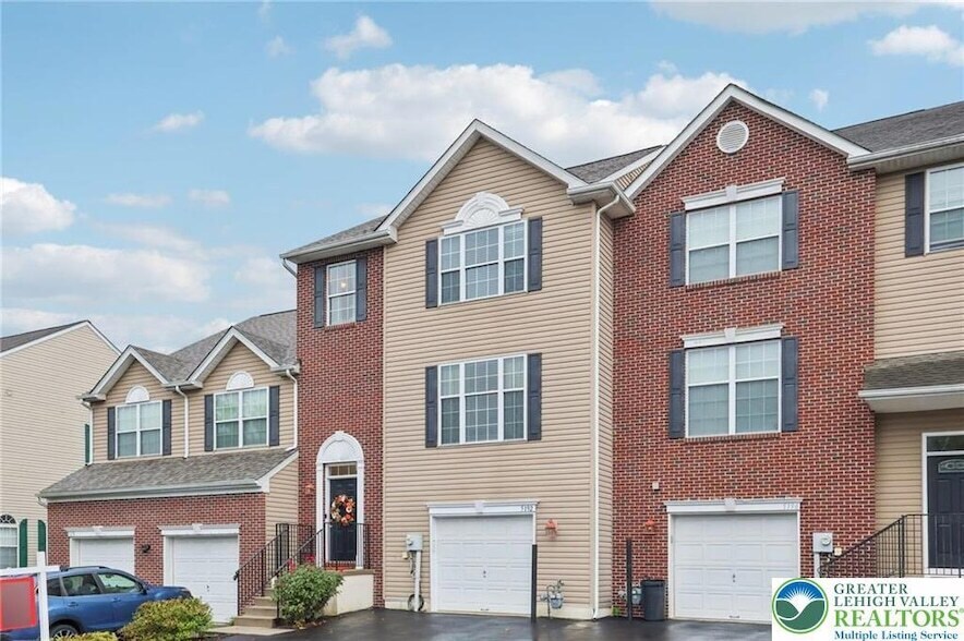 5192 Spring Ridge Dr E in Macungie, PA - Building Photo